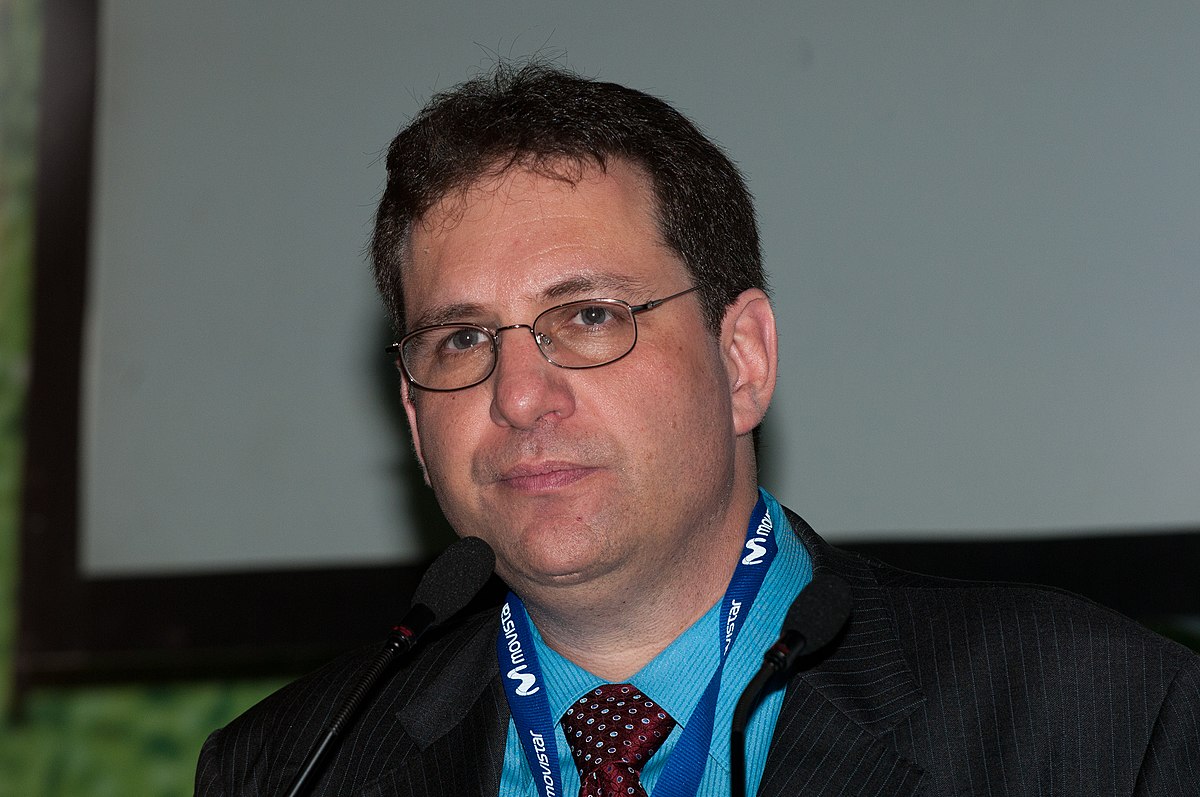 1200px-Kevin_Mitnick_ex_hacker_y_ahora_famoso_consultor_en_redes_en_Campus_Party_M%C3%A9xico_2010.jpg