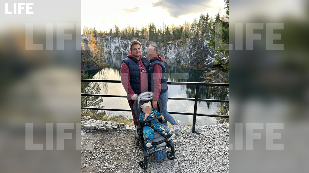 Алексей Михайлов с женой Азизой и ребёнком. Фото © LIFE