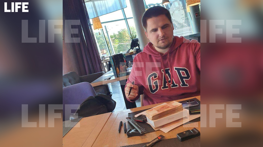 АЛЕКС заключал договоры на партии iPhone. Фото © LIFE