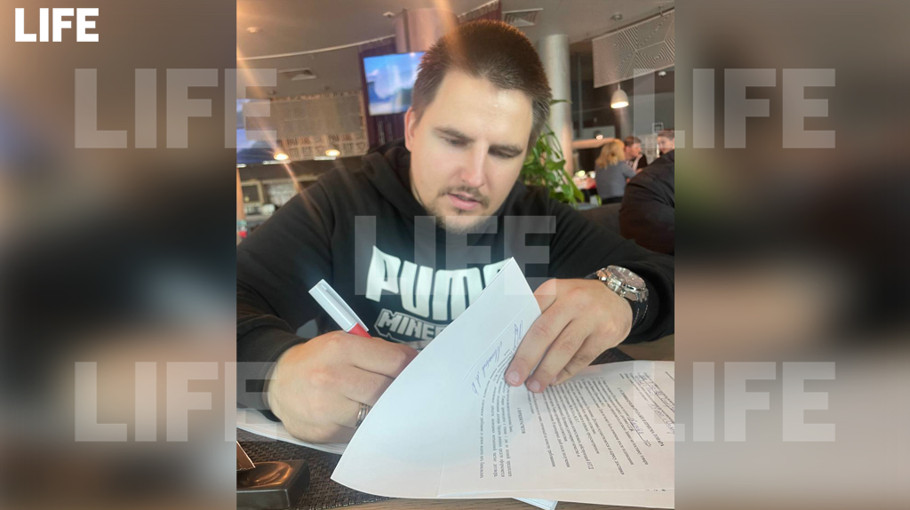 Алексей Михайлов подписывал договоры на iPhone. Фото © LIFE