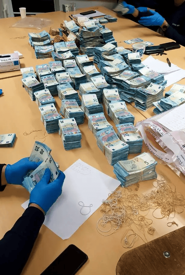 1B-Plus-de-850-000-euros-interceptés-par-les-douaniers-de-Thionville.jpg.png