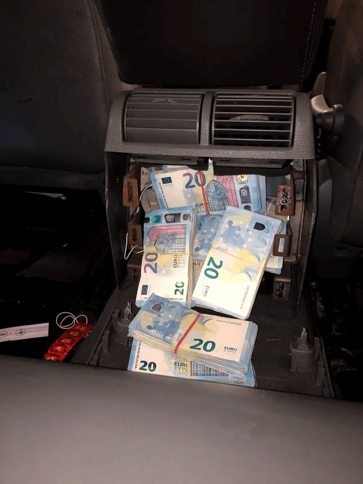 4-Plus-de-850-000-euros-interceptés-par-les-douaniers-de-Thionville-4.jpg.png